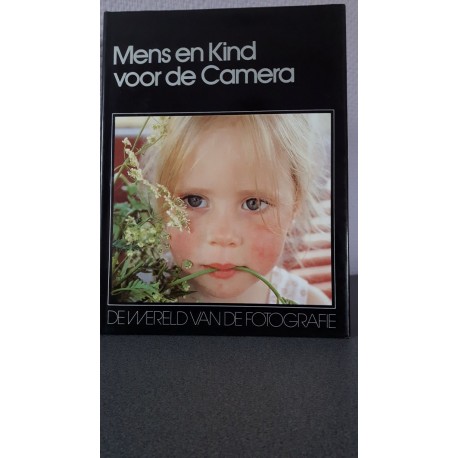 Mens en kind voor de camera