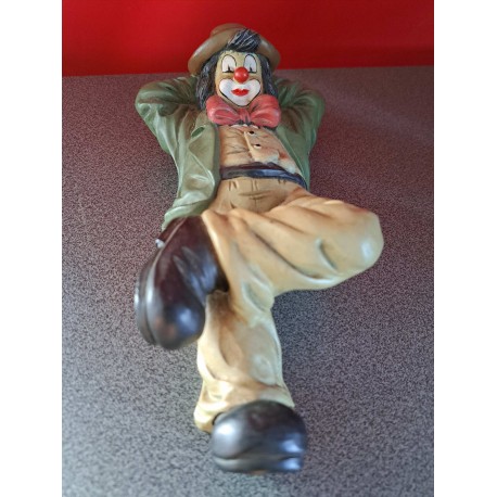 Clown liggend 22 cm hoog zwaar massief.