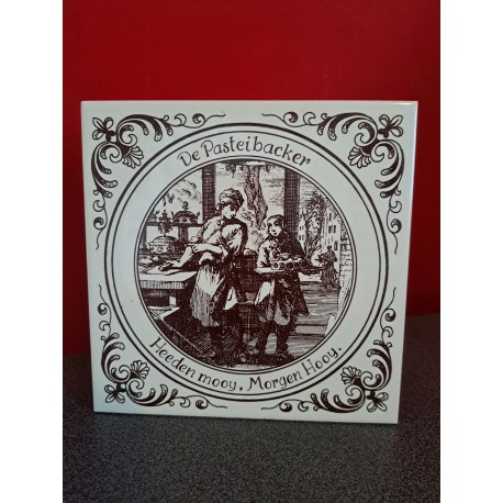 Tegeltje Voorstelling: De Pasteibacker - Heeden mooy, Morgen Hooy. Afmeting: 15 x 15 cm