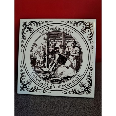 Tegeltje Voorstelling: De vleeshouwer - Onbedacht, slaat geen acht. Afmeting: 15 x 15 cm