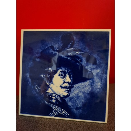 Delfts blauw handgeschilderd tegeltje - Tronie van een man met gevederde baret. Naar een schilderij van Rembrandt